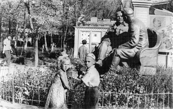  Дети у памятника вождям. Казахстан, Гурьев, 1950-е годы.
