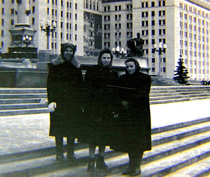 Три женщины возле МГУ. Москва, 1958 год. 