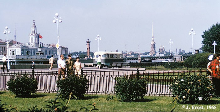  Вид на Петропавловскую крепость и Ростральную колонну. СССР, Ленинград, 1965 год. 