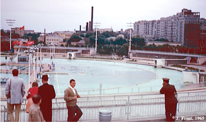 Бассейн под открытым небом. СССР, Москва, 1965 год. 
