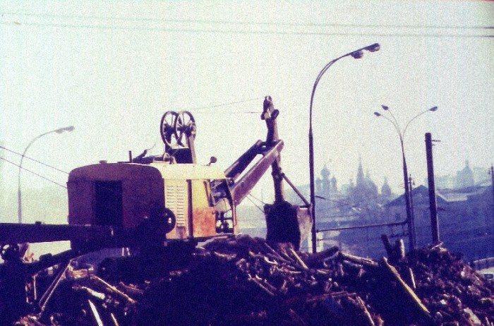 Разбор завалов разрушенного здания на Боровицкой площади. Москва, 1972 год.