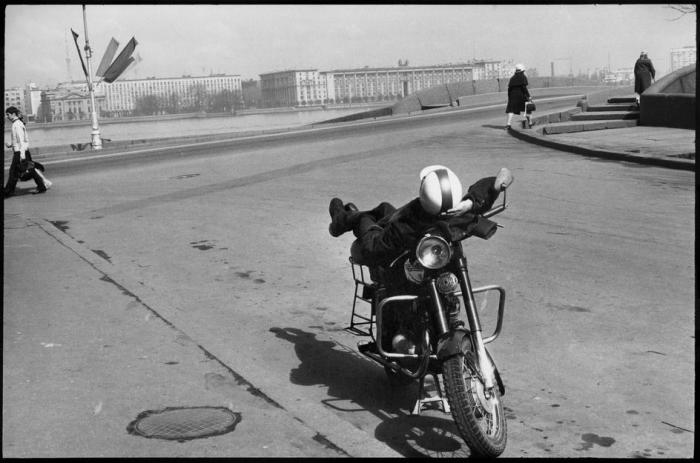 Мотоцикл на Дворцовой набережной в центре города. СССР, Ленинград, 1972 год.