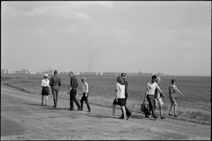 Люди, идущие по своим делам. СССР, Набережные Челны, 1972 год.
