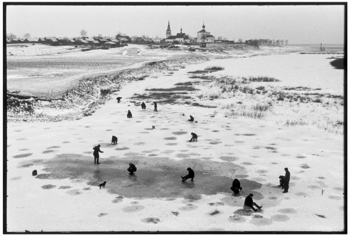 Рыбаки на замерзшей реке. СССР, Суздаль, 1972 год.