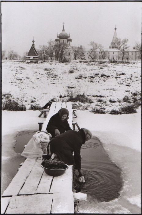 Прачки зимой на реке. СССР, Суздаль, 1972 год.
