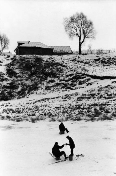 Дети, катающиеся на санках. СССР, Владимирская область, 1972 год.