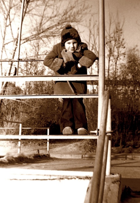 Ребенок на лестнице у детского садика №4 по Карамышевской набережной. Москва, 1978 год. 