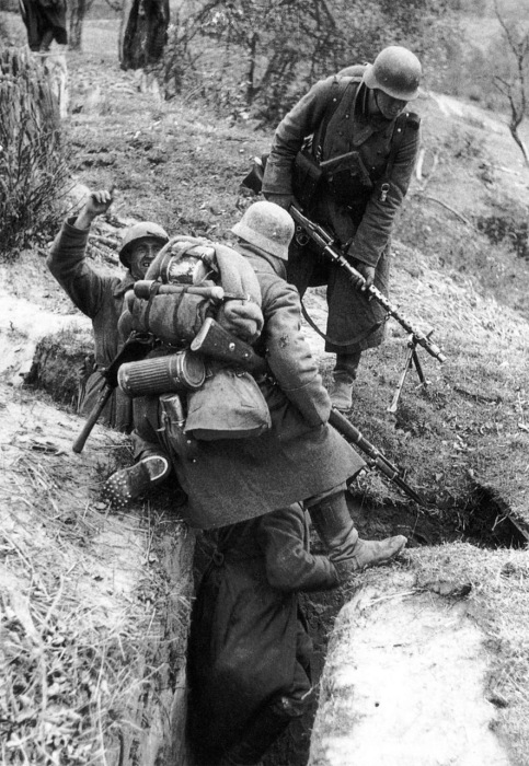 Немецкие солдаты захватили в плен русских солдат в траншее. Битва за Москву, 1941 год.  