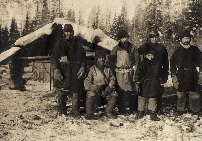 Группа зажиточных крестьян. Деревня Ярки, Енисейский уезд, 1911 год.