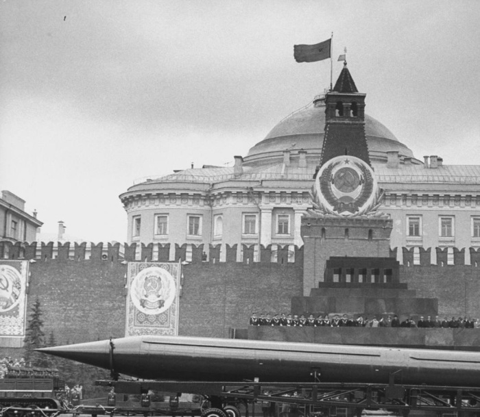 Советская жидкостная одноступенчатая баллистическая ракета Р-12 на Красной площади. СССР, Москва, 1961 год.