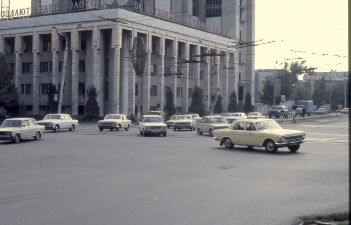 На улицах города. СССР, Узбекистан, Ташкент, 1984 год.