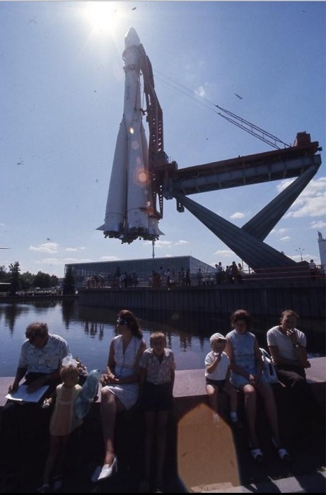 Модель ракеты Восток с частью пусковой установки на Выставке достижений народного хозяйства СССР. Москва, 1975 год.
