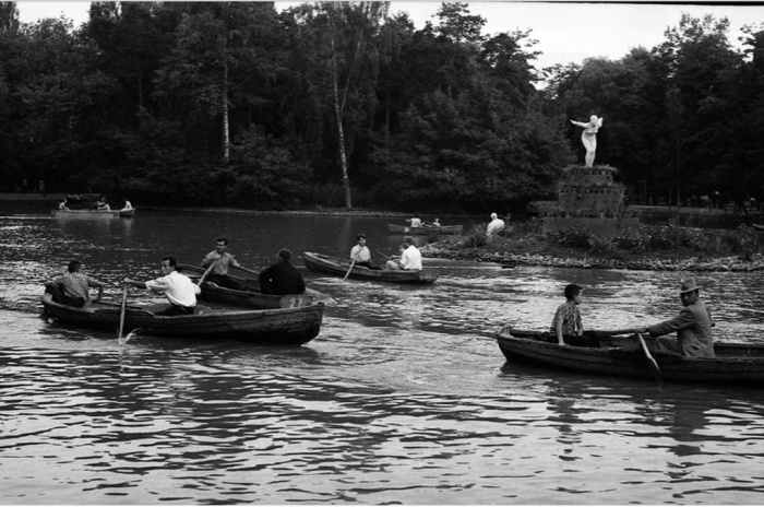 Люди, катающиеся на лодках в центральном парке культуры и отдыха имени Горького. СССР, Москва, 1963 год.