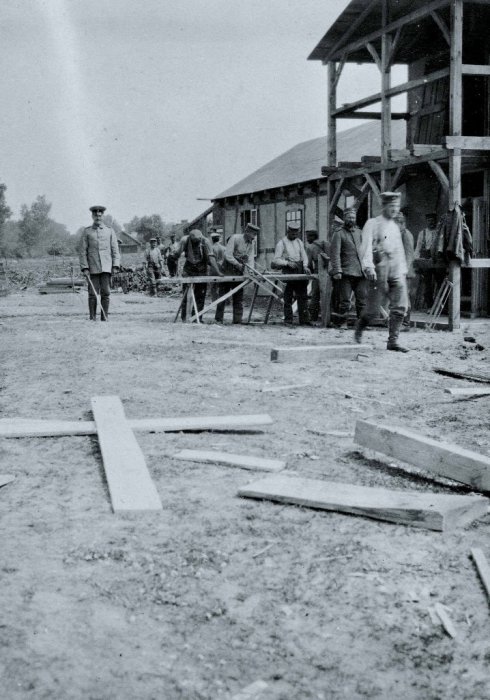 Строительство дома для одного из офицеров в Раве. Польша, июль 1915 год. 