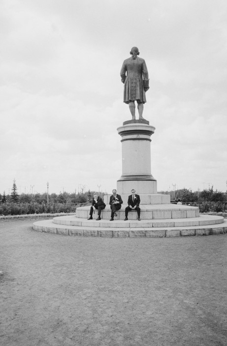 Памятник Ломоносову перед зданием МГУ. Москва, 1960-е годы.