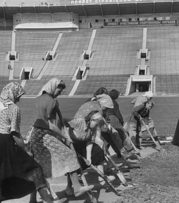 Группа женщин, работающих на стадионе. СССР, Москва, 1956 год.