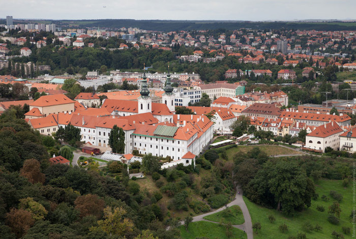 Вид на Прагу с Петршинской башни. 