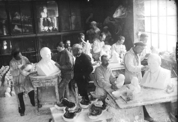 Изготовление бюстов Ленина в формовочной мастерской Академии художеств в 1924 году.
