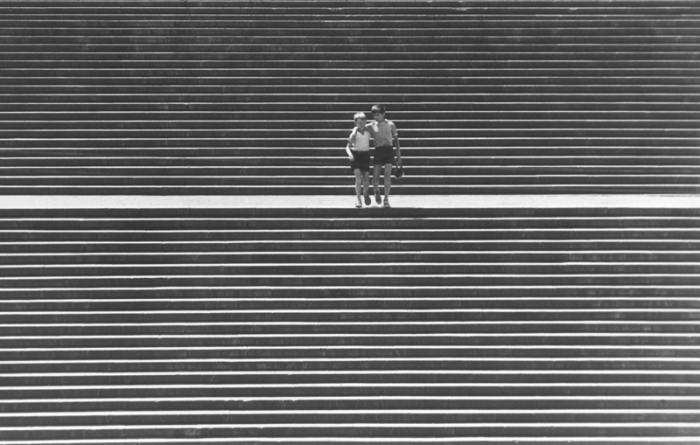 Двое ребят, идущих по Потёмкинской лестнице. СССР, Одесса, 1969 год. Фотограф: Фридрих Гринберг. 