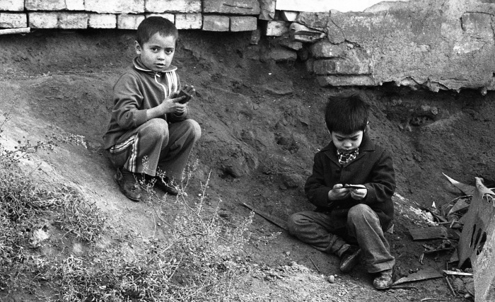 Дети, играющие на земле. СССР, Узбекистан, Ташкент, 1984 год.