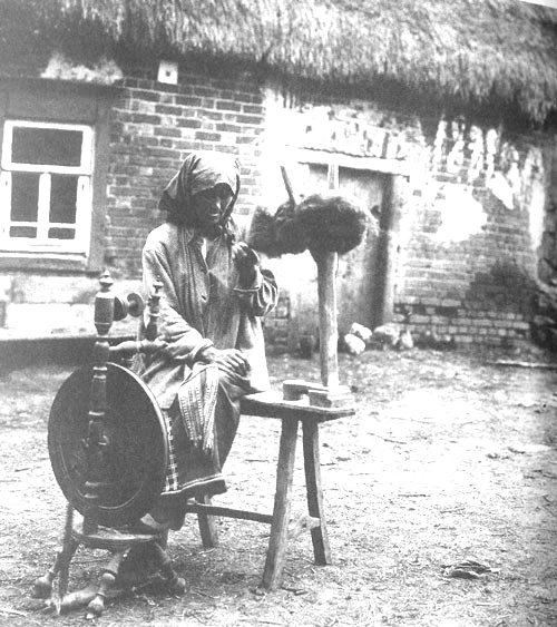 Крестьянка за самопрялкой. Тульская губерния, Богородицкий уезд, село Ивлево. 1902