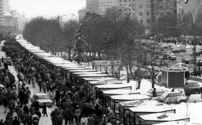 Уличная торговля на проспекте Калинина в Москве в начале 1990-х.