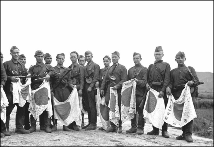 Японские флаги в руках советских бойцов. Сунгари, август 1945 год.  
