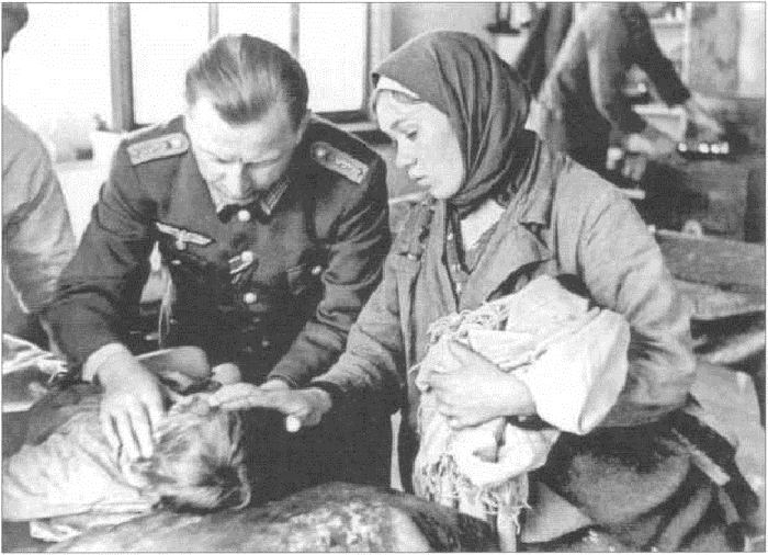 Немецкий военный врач осматривает больного ребенка. Орловская область, 1942 год.