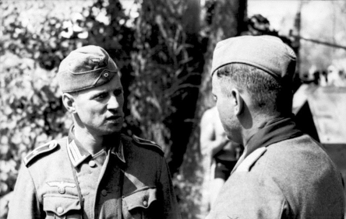 Беседующие между собой солдаты. Лето 1941 года. 