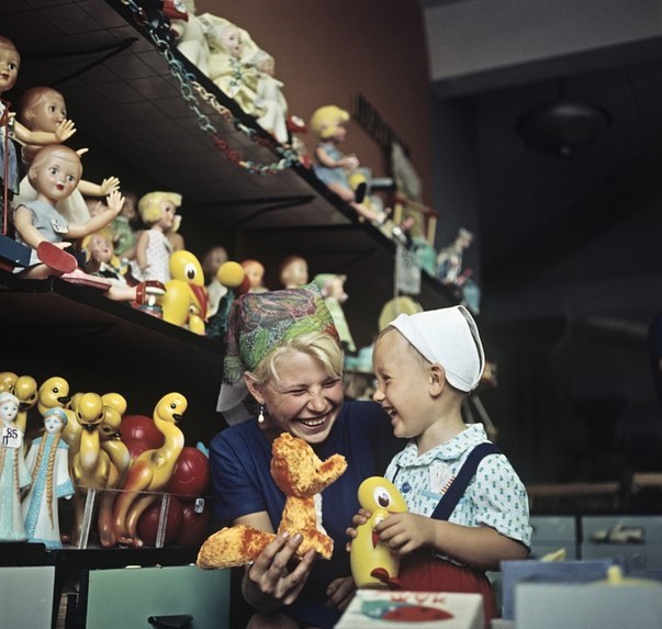 В магазине детских игрушек. СССР, Москва, 1966 год.