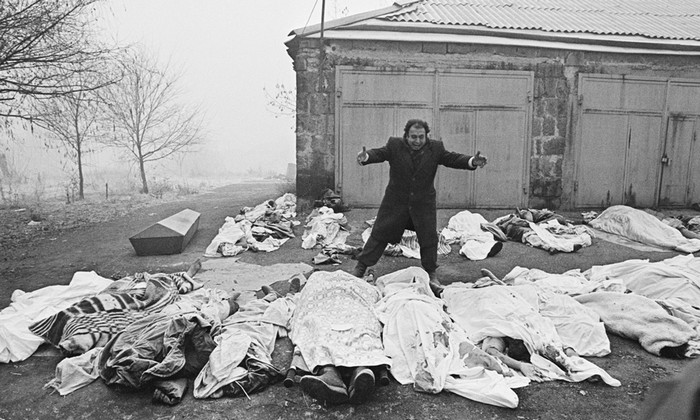 Жертвы страшного землетрясение в Армении. СССР, Спитак, 1988 год.