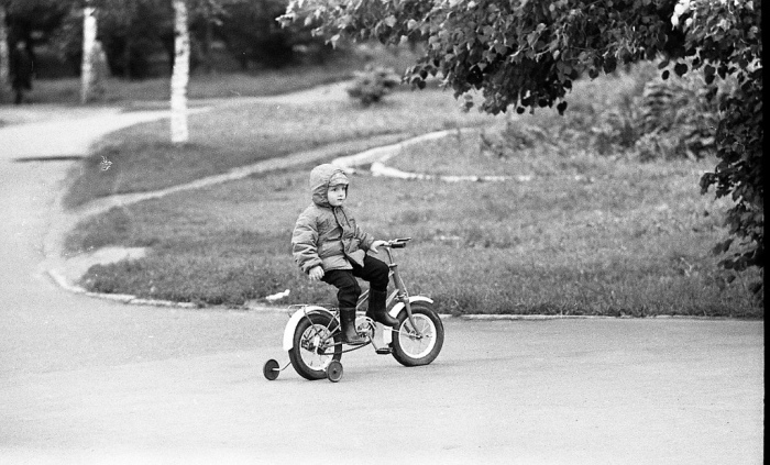Мальчик, катающийся на новом велосипеде. СССР, 1971 год.
