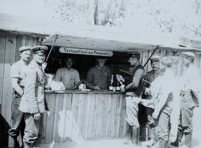 Солдаты и офицеры, покупающие алкоголь в небольшом киоске. 