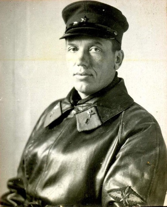 Начальник штаба гатчинской авиашколы, капитан Покровский.