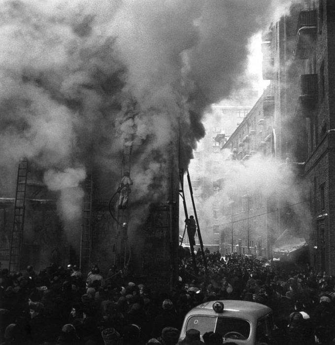 Крупный пожар неподалеку от центра города. СССР, Москва, 1960 год. 