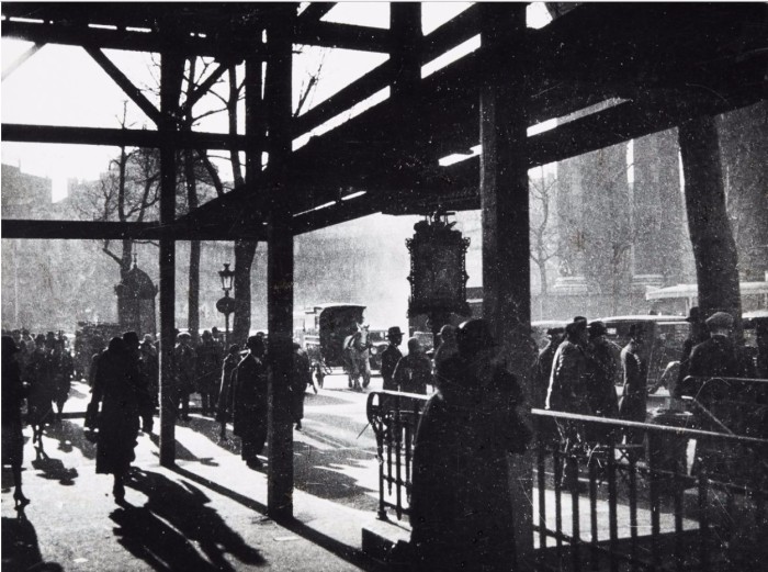Строительство магазина «Три области» на площади Мадлен в 1930 году.
