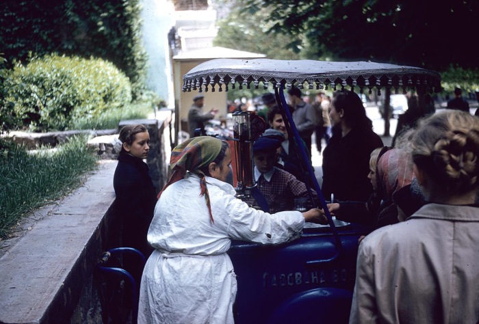 Женщина, торгующая газированными напитками.<br>СССР, Киев, 1959 год. 