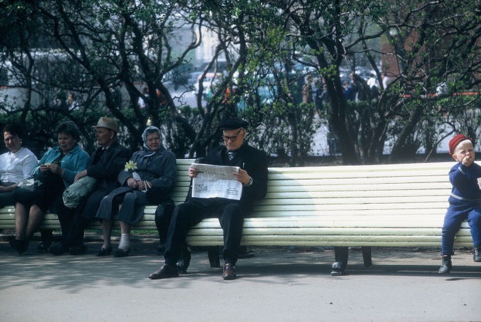 Человек на скамейке читающий газету. СССР, 1971 год.