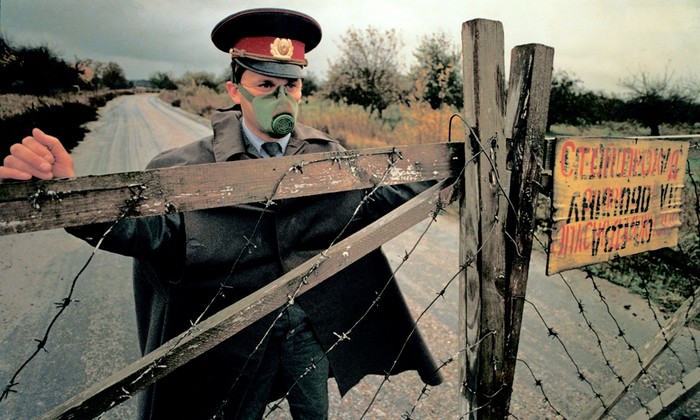Пропускной пункт в 80 км от Чернобыльской АЭС. СССР, Украина, 1989 год. Фотограф: Игорь Костин.
