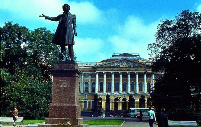 Памятник Пушкину на фоне Русского музея. Ленинград, 20  век.