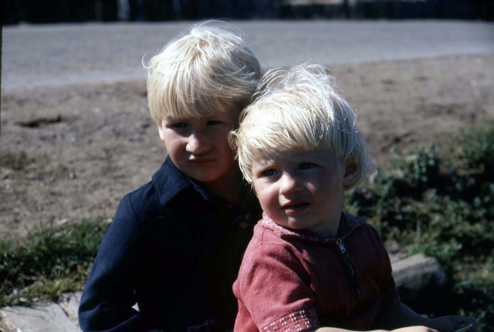 Брат со своей младшей сестрой во время прогулки. СССР, 1969 год.