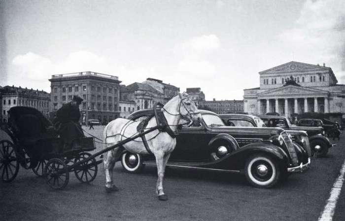 Одна из центральных площадей Москвы. СССР, 1937 год.