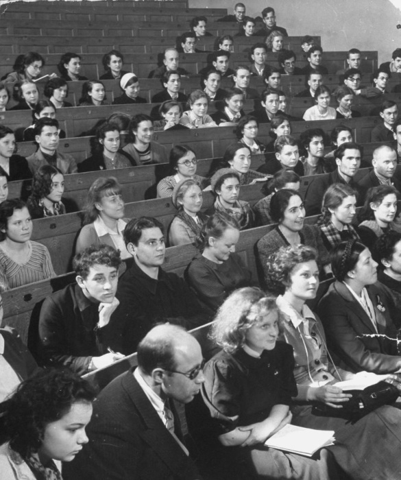 Студенты, внимательно слушающие лектора на лекции в Московском университете.