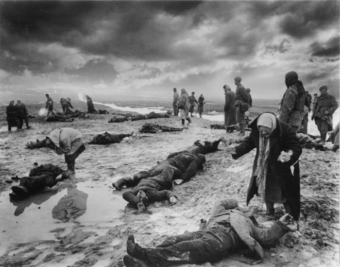 Поиск родственников среди погибших, Крым, 1942 год.