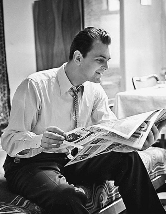 Юрий Яковлев читает газету у себя дома, 25 марта 1961 года. Фото Михаила Озерского.