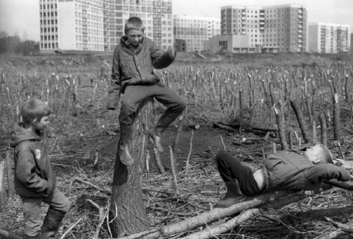 Дети на окраине города. СССР, Новокузнецк, 1980-е годы.