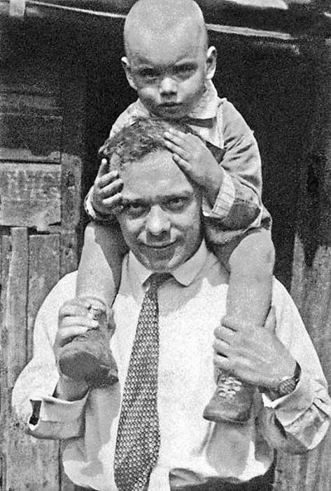 Актер и режиссер Владимир Петрович Баталов с сыном. СССР, 1930 год. 