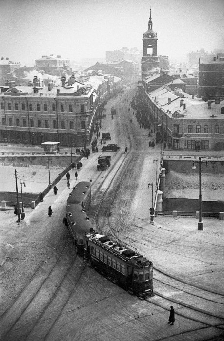Трамвай на одной из Московских улиц. 
