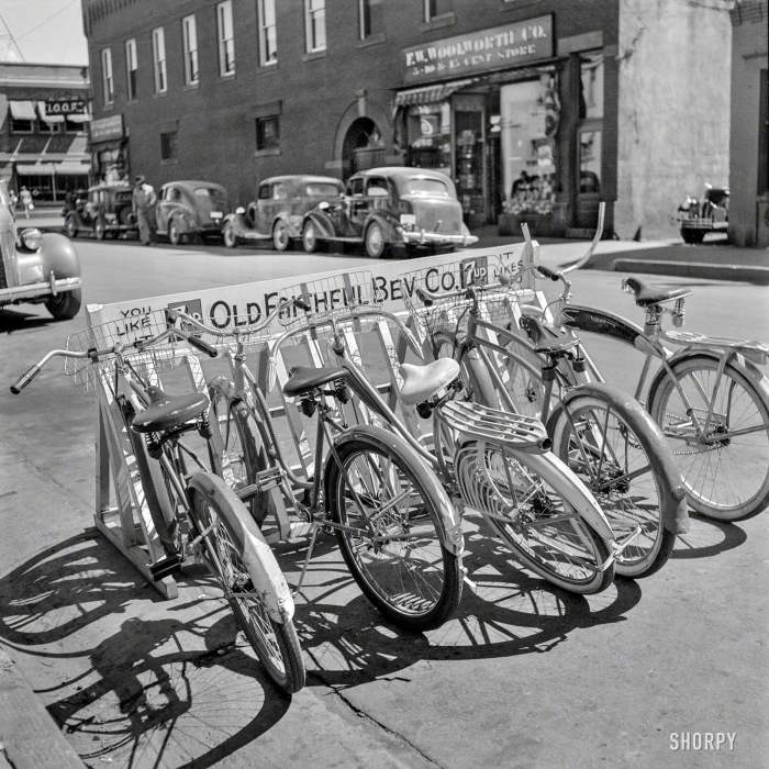 На стоянке для велосипедов в 1942 году.