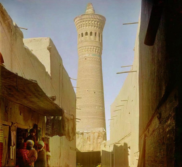 Большая круглая башня, с которой служитель мечети призывает верующих на молитву.
